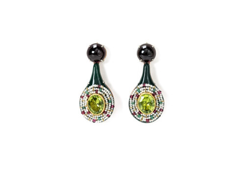 Gioiello Contemporaneo: orecchini “Nima” 2023 con granati, peridoti e smeraldi. Di Gian Luca Bartellone, Milano Jewelry Week