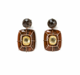 Zeitgenössischer Schmuck: Ohrringe „Panoplia“ von Gian Luca Bartellone aus Italien. Material: Gold 18kt, Silber, Kupfer, Rauchquarz, Bergkristall, Blattgold, Pappmaché.