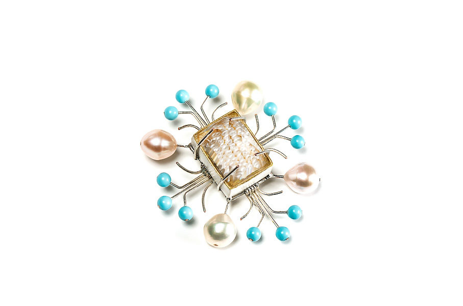 Contemporary jewelry: Brooch Artis, 2018, made of silver, peals, rock crystal, papier-mâché and gold leaf. One-of-a-kind jewelry from Italy by Gian Luca Bartellone.