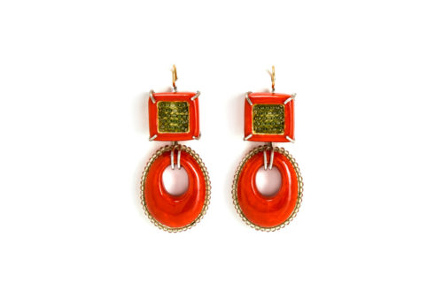 Red earrings Aspra. One-of-a-kind-jewelry made of gold 750, silver 925, green peridots, papier-mâché. Italian artist Gian Luca Bartellone, Bodyfurnitures.