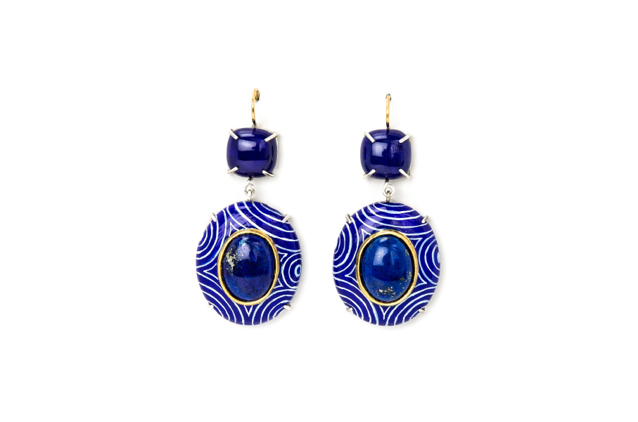 Contemporary author jewelry: Earrings Lapis, 2020, made of papier-mâché, gold 18kt, silver, lapis lazuli, gold leaf 22kt. Handmade one-of-a-kind-jewelry by italian artist Gian Luca Bartellone, Bodyfurnitures. Jewelry shop in Milano.