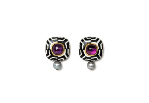 Contemporary author jewelry with black und white optical effect: Earrings Hypno 2. Materials: gold, silver, amethysts, pearls. Gian Luca Bartellone, Bodyfurnitures, Italy.