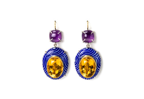 Earrings with big shiny citrine. Contemporary jewelry: Earrings Labor, 2020, made of papier-mâché, gold 18kt, citrines, amethysts, gold leaf 22kt. Handmade one-of-a-kind-jewelry by Gian Luca Bartellone, Bodyfurnitures, Italy.