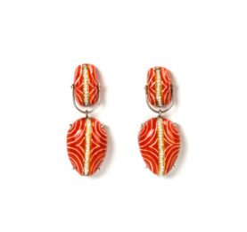 Contemporary jewelry from Italy: Earrings Clamo 3 Limited Edition, red color with handpainted white lines. Materials: papier-mâché, silver, pearls, gold leaf 22kt. Gian Luca Bartellone, Bodyfurnitures Bozen. The artist is part of Italiano Plurale