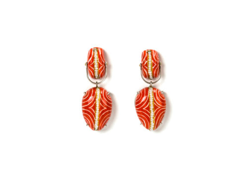 Contemporary jewelry from Italy: Earrings Clamo 3 Limited Edition, red color with handpainted white lines. Materials: papier-mâché, silver, pearls, gold leaf 22kt. Gian Luca Bartellone, Bodyfurnitures Bozen. The artist is part of Italiano Plurale