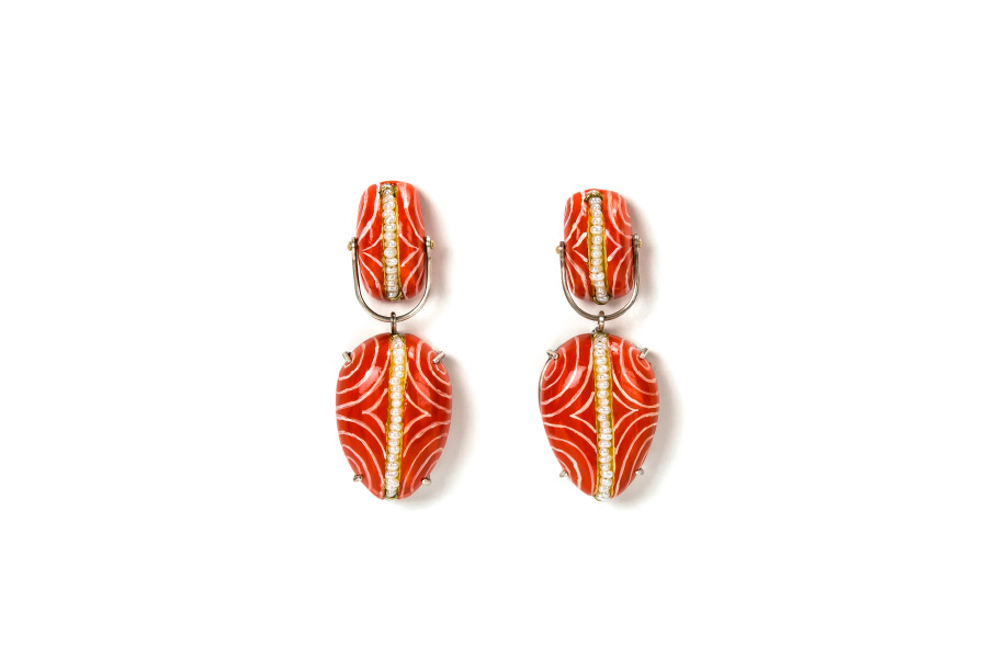 Contemporary jewelry from Italy: Earrings Clamo 3 Limited Edition, red color with handpainted white lines. Materials: papier-mâché, silver, pearls, gold leaf 22kt. Gian Luca Bartellone, Bodyfurnitures Bozen. The artist is part of Italiano Plurale