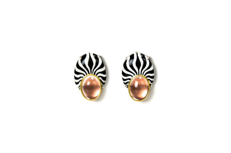 Contemporary jewelry from Italy: Earrings Nidor 1 Limited Edition with black & white effect. Materials: papier-mâché, gold 18kt, silver, rose quartz, gold leaf 22kt. Gian Luca Bartellone, Bodyfurnitures Bozen. The artist is part of Italiano Plurale