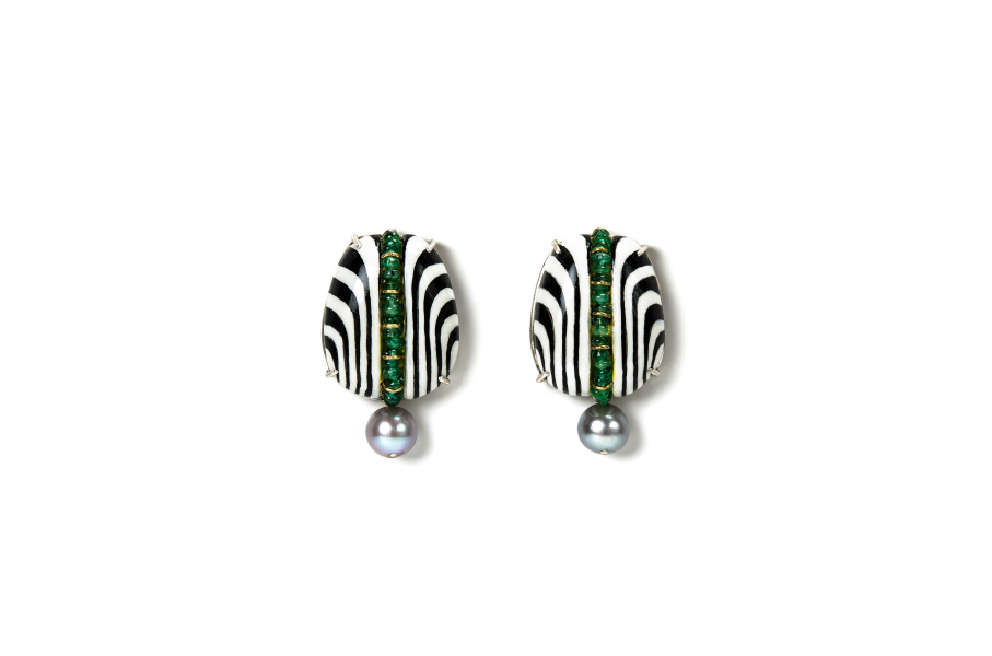 Contemporary author jewelry: Earrings Nidor 3. Limited Edition optical illusion art, shown in New York City. Materials: papier-mâché, gold 18kt, silver, emeralds, pearls, gold leaf 22kt. Gian Luca Bartellone, Bodyfurnitures.