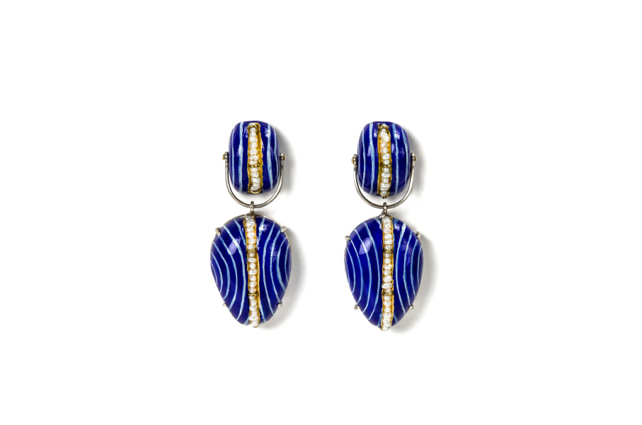Orecchini Edizione Limitata: Gioiello contemporaneo italiano di Gian Luca Bartellone. Clamo 1, fatti di cartapesta, argento, perle, foglia d’oro 22 kt. Gioiello d'autore Bodyfurnitures, Milano.
