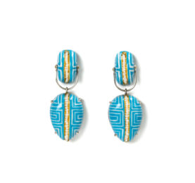 Limited Edition Earrings Clamo 2 – Handpainted contemporary jewelry from Italy. White line design on light blue background. Materials: papier-mâché, silver, pearls, gold leaf 22kt. Gian Luca Bartellone, Bodyfurnitures Bozen.