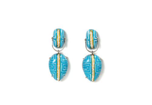 Limited Edition Earrings Clamo 2 – Handpainted contemporary jewelry from Italy. White line design on light blue background. Materials: papier-mâché, silver, pearls, gold leaf 22kt. Gian Luca Bartellone, Bodyfurnitures Bozen.