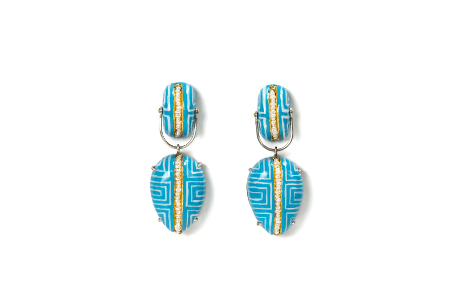 Limited Edition Earrings Clamo 2 – Handpainted contemporary jewelry from Italy. White line design on light blue background. Materials: papier-mâché, silver, pearls, gold leaf 22kt. Gian Luca Bartellone, Bodyfurnitures Bozen.