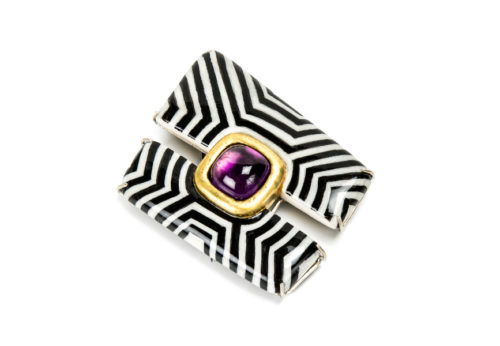 Contemporary jewelry: Brooch Linea, 2020, made of silver, steel, amethyst, papier-mâché and gold leaf. One-of-a-kind jewelry from Italy by Gian Luca Bartellone.