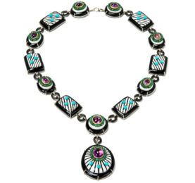 Gioiello contemporaneo – Collana Zenit: Materiali: smeraldi, ametiste, argento, ferro, foglia d’oro 22 kt, pasta di turchese, cartapesta. Creazione di Gian Luca Bartellone, Bodyfurnitures Bolzano.