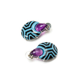 Contemporary jewelry: Earrings Cavus 1. Materials: papier-mâché, gold 18kt, silver, amethysts. Gian Luca Bartellone, Bodyfurnitures Italy. A beetle with blue and black pattern lines.