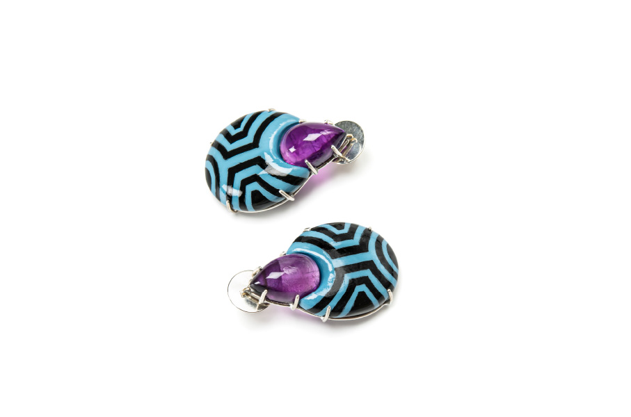 Contemporary jewelry: Earrings Cavus 1. Materials: papier-mâché, gold 18kt, silver, amethysts. Gian Luca Bartellone, Bodyfurnitures Italy. A beetle with blue and black pattern lines.