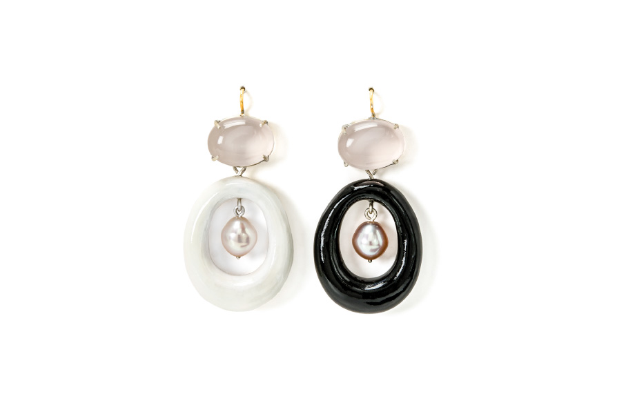 Gioiello contemporaneo – Orecchini „bianco e nero“ Kyklos: Materiali: quarzo rosa, oro 18 kt, argento, perle, cartapesta. Autore: Gian Luca Bartellone, Bodyfurnitures Milano, Bolzano.
