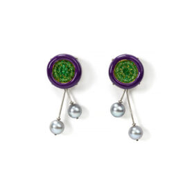 Contemporary earrings in violet with gold, silver and emeralds by Gian Luca Bartellone Bodyfurnitures