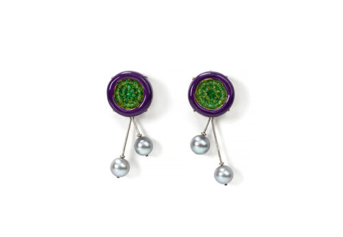 Contemporary earrings in violet with gold, silver and emeralds by Gian Luca Bartellone Bodyfurnitures