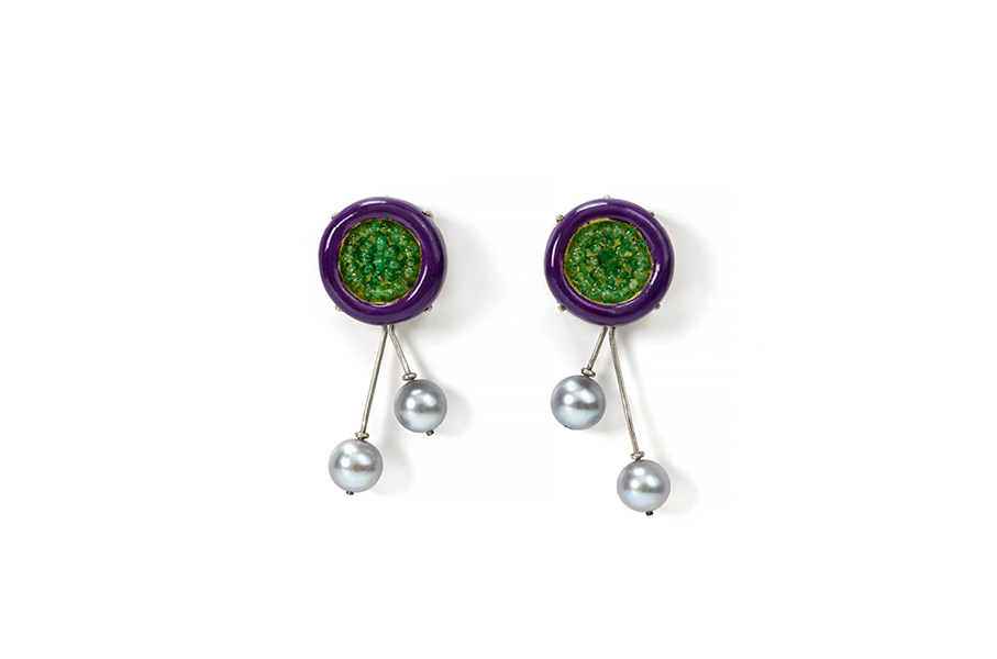 Contemporary earrings in violet with gold, silver and emeralds by Gian Luca Bartellone Bodyfurnitures